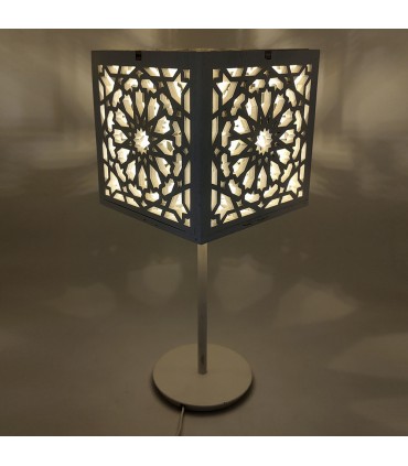 Lampara Minimalista Sobre Mesa Celosia Árabe - Geometría Árabe - Color Blanco - Modelo Mukaeab