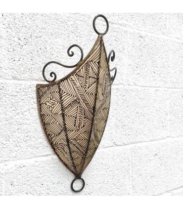 Abajur de parede de couro bege claro decorado com artesanato marroquino de henna modelo Aldurue