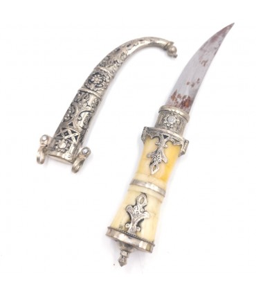 Pugnale o pugnale stile arabo artigianato marocchino modello Aladhmu in rilievo ornamentale in osso e alpaca
