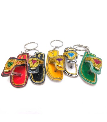 Handgefertigter Schlüsselanhänger in Form einer Sandale – verschiedene Farben | Exklusives Souvenir aus Pakistan und Indien