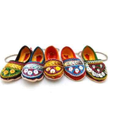 Llavero Artesanal en Forma de Zapato Tradicional Pakistaní - Colores Variados | Recuerdo Exquisito de la Cultura Pakistaní