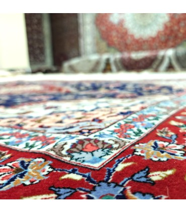 Isfahan-Perserteppich mit floralem Design – außergewöhnliche nahöstliche Handwerkskunst