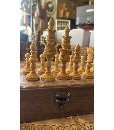 Ajedrez Deluxe de Madera Tallada con Tablero y Caja de Almacenaje (37x37 cm)