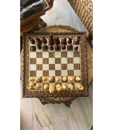 Ajedrez Deluxe de Madera Tallada con Tablero y Caja de Almacenaje (37x37 cm)