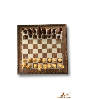 Ajedrez Deluxe de Madera Tallada con Tablero y Caja de Almacenaje (37x37 cm)