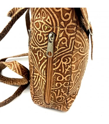Mochila pequena de couro com relevo - modelo camelo - 6 bolsos